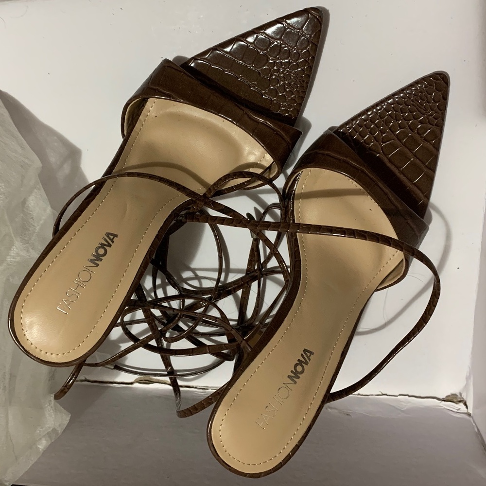 All about that pointed toe heels chocolate strappy croc faux leather size 7